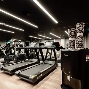 Wilde Aldgate Tower Bridge **** London